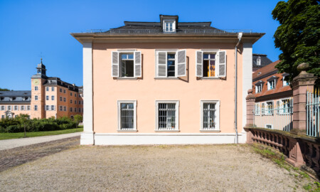 Schloss und Schlossgarten Schwetzingen - Schloss - Nordflügel / Hofkavaliersflügel - Längsbau - Von Osten - Blick auf die Ostfassade des Längsbaus; links der Mittelbau mit dem Südturm, links davon der Hofdamenflügel; ganz rechts ein Ende des schmiedeeisernen Gitterzauns um den Ehrenhof (NordFlügel: L-förmig, Länge x Breite Längsbau ca. 50 x 14 Meter, Querbau ca. 15 x 12 Meter; Architekt: Johann Adam Breunig (1660-1727); Fertigstellung: 1710) (aufgenommen im Juli 2024, am späten Vormittag)