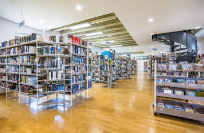 Schloss und Schlossgarten Schwetzingen - Garten - Invalidenkaserne (ehemaliges Baumagazin) / Stadtbibliothek  - Ostflügel - Von innen - Erdgeschoss - Von Südost - Blick nach Nordwest in den Bibliotheksraum (Vierflügelanlage: Länge x Breite: ca. 60 x 50 Meter; Ostflügel: ca. 60 x 10 Meter; Bauzeit: um 1774; Architekt des Baummagazins: Nicolas de Pigage; Umbau zur Kaserne: Ingenieur-Oberst von Pfister) (aufgenommen im Juli 2024, am frühen Nachmittag)