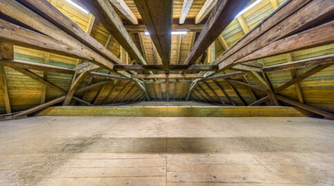 Schloss und Schlossgarten Schwetzingen - Garten - Invalidenkaserne (ehemaliges Baumagazin) - Von innen - Dachstuhl, Südostecke - Von Nordwest - Blick in den Dachstuhl (Vierflügelanlage: Länge x Breite: ca. 60 x 50 Meter; Bauzeit: um 1774; Architekt des Baummagazins: Nicolas de Pigage; Umbau zur Kaserne: Ingenieur-Oberst von Pfister) (aufgenommen im Juli 2024, am Nachmittag) Schloss und Schlossgarten Schwetzingen - Garten - Invalidenkaserne (ehemaliges Baumagazin) - Von innen - Dachstuhl, Südostecke - Von Nordwest - Blick in den Dachstuhl (Vierflügelanlage: Länge x Breite: ca. 60 x 50 Meter; Bauzeit: um 1774; Architekt des Baummagazins: Nicolas de Pigage; Umbau zur Kaserne: Ingenieur-Oberst von Pfister) (aufgenommen im Juli 2024, am Nachmittag)