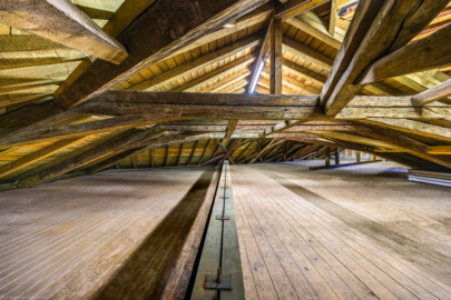 Schloss und Schlossgarten Schwetzingen - Garten - Invalidenkaserne (ehemaliges Baumagazin) - Von innen - Dachstuhl, Südostecke - Von Osten - Blick in den Dachstuhl (Vierflügelanlage: Länge x Breite: ca. 60 x 50 Meter; Bauzeit: um 1774; Architekt des Baummagazins: Nicolas de Pigage; Umbau zur Kaserne: Ingenieur-Oberst von Pfister) (aufgenommen im Juli 2024, am Nachmittag) Schloss und Schlossgarten Schwetzingen - Garten - Invalidenkaserne (ehemaliges Baumagazin) - Von innen - Dachstuhl, Südostecke - Von Osten - Blick in den Dachstuhl (Vierflügelanlage: Länge x Breite: ca. 60 x 50 Meter; Bauzeit: um 1774; Architekt des Baummagazins: Nicolas de Pigage; Umbau zur Kaserne: Ingenieur-Oberst von Pfister) (aufgenommen im Juli 2024, am Nachmittag)
