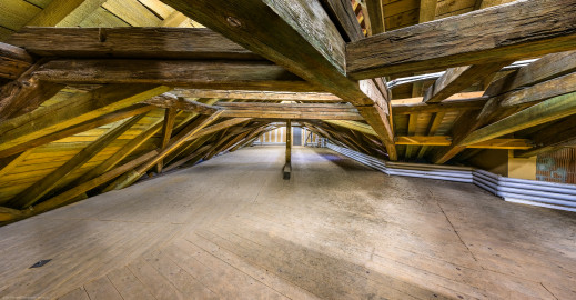 Schloss und Schlossgarten Schwetzingen - Garten - Invalidenkaserne (ehemaliges Baumagazin) - Von innen - Dachstuhl, Südostecke - Von Osten - Blick in den Dachstuhl des Südflügels (Vierflügelanlage: Länge x Breite: ca. 60 x 50 Meter; Bauzeit: um 1774; Architekt des Baummagazins: Nicolas de Pigage; Umbau zur Kaserne: Ingenieur-Oberst von Pfister) (aufgenommen im Juli 2024, am Nachmittag) Schloss und Schlossgarten Schwetzingen - Garten - Invalidenkaserne (ehemaliges Baumagazin) - Von innen - Dachstuhl, Südostecke - Von Osten - Blick in den Dachstuhl des Südflügels (Vierflügelanlage: Länge x Breite: ca. 60 x 50 Meter; Bauzeit: um 1774; Architekt des Baummagazins: Nicolas de Pigage; Umbau zur Kaserne: Ingenieur-Oberst von Pfister) (aufgenommen im Juli 2024, am Nachmittag)