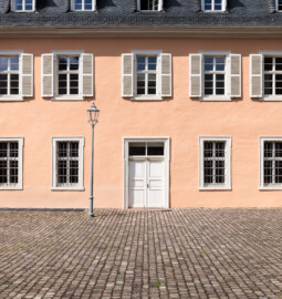 Schloss und Schlossgarten Schwetzingen - Schloss - Südflügel / Hofdamenflügel - Längsbau - Von Süden - Blick auf die Südfassade und das südliche Hauptportal des Längsbaus (Südflügel: L-förmig, Länge x Breite Längsbau ca. 50 x 14 Meter, Querbau ca. 15 x 11 Meter; Architekt: Johann Adam Breunig (1660-1727); Fertigstellung: 1710, letzte Renovierung: 2009-2012) (aufgenommen im August 2024, am Nachmittag)