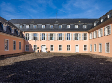 Schloss und Schlossgarten Schwetzingen - Schloss - Küchenflügel / Küchenbau -  Querbau - Von Osten - Blick auf die Ostfassade des Querbaus; links die Nordfassade des Längsbaus, rechts die Südfassade des Südflügels (Küchenflügel: L-förmig, Länge x Breite Längsbau ca. 75 x 13 Meter, Querbau ca. 25 x 11 Meter; Architekt: Nicolas de Pigage (1723-1796); Fertigstellung: 1761, letzte Renovierung: 2009-2012) (aufgenommen im August 2024, am Vormittag)