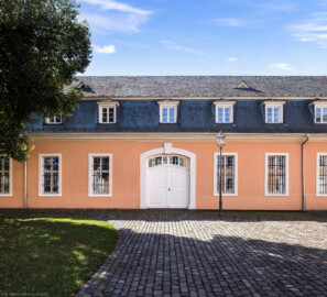 Schloss und Schlossgarten Schwetzingen - Schloss - Küchenflügel / Küchenbau -  Längsbau - Von Norden - Blick auf den westlichen Eingang zum Längsbau (Küchenflügel: L-förmig, Länge x Breite Längsbau ca. 75 x 13 Meter, Querbau ca. 25 x 11 Meter; Architekt: Nicolas de Pigage (1723-1796); Fertigstellung: 1761, letzte Renovierung: 2009-2012) (aufgenommen im August 2024, am späten Vormittag)