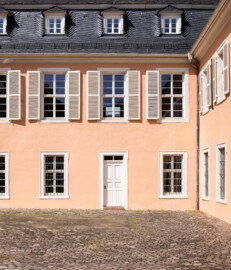 Schloss und Schlossgarten Schwetzingen - Schloss - Küchenflügel / Küchenbau - Querbau - Von Osten - Blick auf den nördlichen Eingang zum Querbau (Küchenflügel: L-förmig, Länge x Breite Längsbau ca. 75 x 13 Meter, Querbau ca. 25 x 11 Meter; Architekt: Nicolas de Pigage (1723-1796); Fertigstellung: 1761, letzte Renovierung: 2009-2012) (aufgenommen im August 2024, am späten Vormittag)