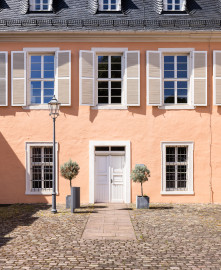 Schloss und Schlossgarten Schwetzingen - Schloss - Küchenflügel / Küchenbau - Querbau - Von Osten - Blick auf den südlichen Eingang zum Querbau (Küchenflügel: L-förmig, Länge x Breite Längsbau ca. 75 x 13 Meter, Querbau ca. 25 x 11 Meter; Architekt: Nicolas de Pigage (1723-1796); Fertigstellung: 1761, letzte Renovierung: 2009-2012) (aufgenommen im August 2024, um die Mittagszeit) Schloss und Schlossgarten Schwetzingen - Schloss - Küchenflügel / Küchenbau - Querbau - Von Osten - Blick auf den südlichen Eingang zum Querbau (Küchenflügel: L-förmig, Länge x Breite Längsbau ca. 75 x 13 Meter, Querbau ca. 25 x 11 Meter; Architekt: Nicolas de Pigage (1723-1796); Fertigstellung: 1761, letzte Renovierung: 2009-2012) (aufgenommen im August 2024, um die Mittagszeit)