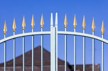 Schloss und Schlossgarten Schwetzingen - Schloss - Hof zwischen Südflügel und Küchenflügel - Eingang / Gittertor - Von Osten - Blick nach oben auf einige der Spitzen des schmiedeeisernen zweiflügeligen Gittertors (aufgenommen im August 2024, am späten Vormittag)