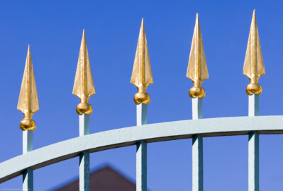 Schloss und Schlossgarten Schwetzingen - Schloss - Hof zwischen Südflügel und Küchenflügel - Eingang / Gittertor - Von Osten - Blick nach oben auf einige der Spitzen des schmiedeeisernen zweiflügeligen Gittertors (aufgenommen im August 2024, am späten Vormittag) Schloss und Schlossgarten Schwetzingen - Schloss - Hof zwischen Südflügel und Küchenflügel - Eingang / Gittertor - Von Osten - Blick nach oben auf einige der Spitzen des schmiedeeisernen zweiflügeligen Gittertors (aufgenommen im August 2024, am späten Vormittag)