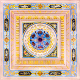 Schloss und Schlossgarten Schwetzingen - Garten - Türkischer Garten / Moscheegarten - Kreuzgang - Südliches Priesterkabinett - Von Innen - Decke - Blick vom Zentrum des Raums nach oben auf die Decke und in die Kuppel; im Bild unten ist Süden (Kreuzgang: Länge x Breite mit Anbauten ca. 125 Meter x ca. 60 Meter; Priesterkabinett: Länge x Breite ca. 8 Meter x 8 Meter; Bauzeit: 1782-1795; Architekt: Nicolas de Pigage; Gesamtrestaurierung Moscheeanlage: ca. 1995 bis 2007) (aufgenommen im August 2024, am frühen Nachmittag) Schloss und Schlossgarten Schwetzingen - Garten - Türkischer Garten / Moscheegarten - Kreuzgang - Südliches Priesterkabinett - Von Innen - Decke - Blick vom Zentrum des Raums nach oben auf die Decke und in die Kuppel; im Bild unten ist Süden (Kreuzgang: Länge x Breite mit Anbauten ca. 125 Meter x ca. 60 Meter; Priesterkabinett: Länge x Breite ca. 8 Meter x 8 Meter; Bauzeit: 1782-1795; Architekt: Nicolas de Pigage; Gesamtrestaurierung Moscheeanlage: ca. 1995 bis 2007) (aufgenommen im August 2024, am frühen Nachmittag)