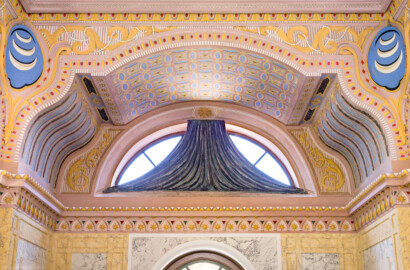 Schloss und Schlossgarten Schwetzingen - Garten - Türkischer Garten / Moscheegarten - Kreuzgang - Südliches Priesterkabinett - Von Innen - Blick von der Südwand nach Norden und nach oben auf die Bögen und Verzierungen oberhalb des Eingangs (Kreuzgang: Länge x Breite mit Anbauten ca. 125 Meter x ca. 60 Meter; Priesterkabinett: Länge x Breite ca. 8 Meter x 8 Meter; Bauzeit: 1782-1795; Architekt: Nicolas de Pigage; Gesamtrestaurierung Moscheeanlage: ca. 1995 bis 2007) (aufgenommen im August 2024, am frühen Nachmittag) Schloss und Schlossgarten Schwetzingen - Garten - Türkischer Garten / Moscheegarten - Kreuzgang - Südliches Priesterkabinett - Von Innen - Blick von der Südwand nach Norden und nach oben auf die Bögen und Verzierungen oberhalb des Eingangs (Kreuzgang: Länge x Breite mit Anbauten ca. 125 Meter x ca. 60 Meter; Priesterkabinett: Länge x Breite ca. 8 Meter x 8 Meter; Bauzeit: 1782-1795; Architekt: Nicolas de Pigage; Gesamtrestaurierung Moscheeanlage: ca. 1995 bis 2007) (aufgenommen im August 2024, am frühen Nachmittag)