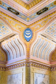 Schloss und Schlossgarten Schwetzingen - Garten - Türkischer Garten / Moscheegarten - Kreuzgang - Südliches Priesterkabinett - Von Innen - Blick von der der Nordwestecke nach oben auf die Südostecke des Raums sowie auf die Decke, die Bögen und die Verzierungen (Kreuzgang: Länge x Breite mit Anbauten ca. 125 Meter x ca. 60 Meter; Priesterkabinett: Länge x Breite ca. 8 Meter x 8 Meter; Bauzeit: 1782-1795; Architekt: Nicolas de Pigage; Gesamtrestaurierung Moscheeanlage: ca. 1995 bis 2007) (aufgenommen im August 2024, am Nachmittag) Schloss und Schlossgarten Schwetzingen - Garten - Türkischer Garten / Moscheegarten - Kreuzgang - Südliches Priesterkabinett - Von Innen - Blick von der der Nordwestecke nach oben auf die Südostecke des Raums sowie auf die Decke, die Bögen und die Verzierungen (Kreuzgang: Länge x Breite mit Anbauten ca. 125 Meter x ca. 60 Meter; Priesterkabinett: Länge x Breite ca. 8 Meter x 8 Meter; Bauzeit: 1782-1795; Architekt: Nicolas de Pigage; Gesamtrestaurierung Moscheeanlage: ca. 1995 bis 2007) (aufgenommen im August 2024, am Nachmittag)