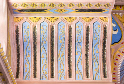 Schloss und Schlossgarten Schwetzingen - Garten - Türkischer Garten / Moscheegarten - Kreuzgang - Südliches Priesterkabinett - Von Innen - Blick von der Nordseite der südwestlichen Zelle Richtung nordwestliche Zelle und nach oben auf einen Bogen mit Verzierungen (Kreuzgang: Länge x Breite mit Anbauten ca. 125 Meter x ca. 60 Meter; Priesterkabinett: Länge x Breite ca. 8 Meter x 8 Meter; Bauzeit: 1782-1795; Architekt: Nicolas de Pigage; Gesamtrestaurierung Moscheeanlage: ca. 1995 bis 2007) (aufgenommen im August 2024, am Nachmittag) Schloss und Schlossgarten Schwetzingen - Garten - Türkischer Garten / Moscheegarten - Kreuzgang - Südliches Priesterkabinett - Von Innen - Blick von der Nordseite der südwestlichen Zelle Richtung nordwestliche Zelle und nach oben auf einen Bogen mit Verzierungen (Kreuzgang: Länge x Breite mit Anbauten ca. 125 Meter x ca. 60 Meter; Priesterkabinett: Länge x Breite ca. 8 Meter x 8 Meter; Bauzeit: 1782-1795; Architekt: Nicolas de Pigage; Gesamtrestaurierung Moscheeanlage: ca. 1995 bis 2007) (aufgenommen im August 2024, am Nachmittag)