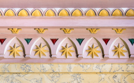 Schloss und Schlossgarten Schwetzingen - Garten - Türkischer Garten / Moscheegarten - Kreuzgang - Südliches Priesterkabinett - Von Innen - Blick von der Südseite der nordwestlichen Zelle Richtung südwestliche Zelle und nach oben auf Verzierungen (Kreuzgang: Länge x Breite mit Anbauten ca. 125 Meter x ca. 60 Meter; Priesterkabinett: Länge x Breite ca. 8 Meter x 8 Meter; Bauzeit: 1782-1795; Architekt: Nicolas de Pigage; Gesamtrestaurierung Moscheeanlage: ca. 1995 bis 2007) (aufgenommen im August 2024, am Nachmittag) Schloss und Schlossgarten Schwetzingen - Garten - Türkischer Garten / Moscheegarten - Kreuzgang - Südliches Priesterkabinett - Von Innen - Blick von der Südseite der nordwestlichen Zelle Richtung südwestliche Zelle und nach oben auf Verzierungen (Kreuzgang: Länge x Breite mit Anbauten ca. 125 Meter x ca. 60 Meter; Priesterkabinett: Länge x Breite ca. 8 Meter x 8 Meter; Bauzeit: 1782-1795; Architekt: Nicolas de Pigage; Gesamtrestaurierung Moscheeanlage: ca. 1995 bis 2007) (aufgenommen im August 2024, am Nachmittag)