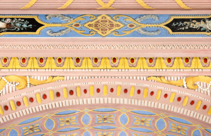 Schloss und Schlossgarten Schwetzingen - Garten - Türkischer Garten / Moscheegarten - Kreuzgang - Südliches Priesterkabinett - Von Innen - Blick von der Südwand nach Norden und nach oben auf einen Teil der Decke, Bögen und Verzierungen oberhalb des Eingangs (Kreuzgang: Länge x Breite mit Anbauten ca. 125 Meter x ca. 60 Meter; Priesterkabinett: Länge x Breite ca. 8 Meter x 8 Meter; Bauzeit: 1782-1795; Architekt: Nicolas de Pigage; Gesamtrestaurierung Moscheeanlage: ca. 1995 bis 2007) (aufgenommen im August 2024, am Nachmittag) Schloss und Schlossgarten Schwetzingen - Garten - Türkischer Garten / Moscheegarten - Kreuzgang - Südliches Priesterkabinett - Von Innen - Blick von der Südwand nach Norden und nach oben auf einen Teil der Decke, Bögen und Verzierungen oberhalb des Eingangs (Kreuzgang: Länge x Breite mit Anbauten ca. 125 Meter x ca. 60 Meter; Priesterkabinett: Länge x Breite ca. 8 Meter x 8 Meter; Bauzeit: 1782-1795; Architekt: Nicolas de Pigage; Gesamtrestaurierung Moscheeanlage: ca. 1995 bis 2007) (aufgenommen im August 2024, am Nachmittag)