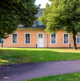 Schloss und Schlossgarten Schwetzingen - Schloss - Küchenflügel / Küchenbau -  Längsbau - Von Norden - Blick auf den östlichen Eingang zum Längsbau (Küchenflügel: L-förmig, Länge x Breite Längsbau ca. 75 x 13 Meter, Querbau ca. 25 x 11 Meter; Architekt: Nicolas de Pigage (1723-1796); Fertigstellung: 1761, letzte Renovierung: 2009-2012) (aufgenommen im August 2024, am Vormittag)