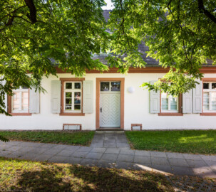 Schloss und Schlossgarten Schwetzingen - Schloss - Hochschule für Rechtspflege & Justizakademie - Dozentenhaus - Von Norden - Blick auf auf den Eingang zum Dozentenhaus (Bau: Länge x Breite ca. 25 x 10 Meter; letzte Renovierung: 2009-2012) (aufgenommen im August 2024, am Vormittag)