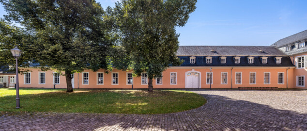 Schloss und Schlossgarten Schwetzingen - Schloss - Küchenflügel / Küchenbau -  Längsbau - Von Norden - Blick auf die komplette Nordfassade des Längsbaus (Küchenflügel: L-förmig, Länge x Breite Längsbau ca. 75 x 13 Meter, Querbau ca. 25 x 11 Meter; Architekt: Nicolas de Pigage (1723-1796); Fertigstellung: 1761, letzte Renovierung: 2009-2012) (aufgenommen im August 2024, am späten Vormittag)