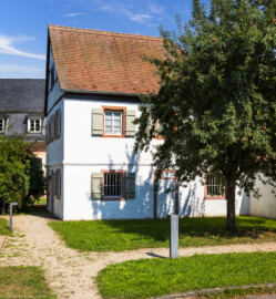 Schloss und Schlossgarten Schwetzingen - Schloss - Hochschule für Rechtspflege & Justizakademie - Studentenhaus - Von Süden - Blick auf die Südseite des Studentenhauses; links im Hintergrund die Südseite des Küchenbaus (Bau: Länge x Breite ca. 10 x 8 Meter; letzte Renovierung: 2009-2012) (aufgenommen im August 2024, um die Mittagszeit)
Küchenbaus