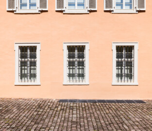 Schloss und Schlossgarten Schwetzingen - Schloss - Südflügel / Hofdamenflügel - Längsbau - Von Süden - Blick auf die drei Fenster westlich des Eingangs zum Längsbau (Südflügel: L-förmig, Länge x Breite Längsbau ca. 50 x 14 Meter, Querbau ca. 15 x 11 Meter; Architekt: Johann Adam Breunig (1660-1727); Fertigstellung: 1710, letzte Renovierung: 2009-2012) (aufgenommen im August 2024, am frühen Nachmittag)