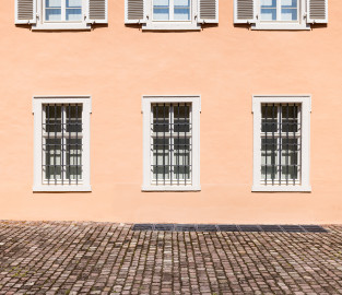 Schloss und Schlossgarten Schwetzingen - Schloss - Südflügel / Hofdamenflügel - Längsbau - Von Süden - Blick auf die drei Fenster westlich des Eingangs zum Längsbau (Südflügel: L-förmig, Länge x Breite Längsbau ca. 50 x 14 Meter, Querbau ca. 15 x 11 Meter; Architekt: Johann Adam Breunig (1660-1727); Fertigstellung: 1710, letzte Renovierung: 2009-2012) (aufgenommen im August 2024, am frühen Nachmittag) Schloss und Schlossgarten Schwetzingen - Schloss - Südflügel / Hofdamenflügel - Längsbau - Von Süden - Blick auf die drei Fenster westlich des Eingangs zum Längsbau (Südflügel: L-förmig, Länge x Breite Längsbau ca. 50 x 14 Meter, Querbau ca. 15 x 11 Meter; Architekt: Johann Adam Breunig (1660-1727); Fertigstellung: 1710, letzte Renovierung: 2009-2012) (aufgenommen im August 2024, am frühen Nachmittag)