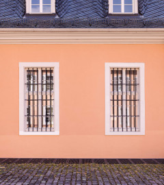 Schloss und Schlossgarten Schwetzingen - Schloss - Küchenflügel / Küchenbau - Längsbau - Von Norden - Blick auf die beiden Fenster westlich des westlichen Eingangs zum Längsbau (Küchenflügel: L-förmig, Länge x Breite Längsbau ca. 75 x 13 Meter, Querbau ca. 25 x 11 Meter; Architekt: Nicolas de Pigage (1723-1796); Fertigstellung: 1761, letzte Renovierung: 2009-2012) (aufgenommen im August 2024, am frühen Nachmittag) Schloss und Schlossgarten Schwetzingen - Schloss - Küchenflügel / Küchenbau - Längsbau - Von Norden - Blick auf die beiden Fenster westlich des westlichen Eingangs zum Längsbau (Küchenflügel: L-förmig, Länge x Breite Längsbau ca. 75 x 13 Meter, Querbau ca. 25 x 11 Meter; Architekt: Nicolas de Pigage (1723-1796); Fertigstellung: 1761, letzte Renovierung: 2009-2012) (aufgenommen im August 2024, am frühen Nachmittag)