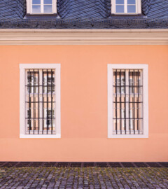 Schloss und Schlossgarten Schwetzingen - Schloss - Küchenflügel / Küchenbau -  Längsbau - Von Norden - Blick auf die beiden Fenster westlich des westlichen Eingangs zum Längsbau (Küchenflügel: L-förmig, Länge x Breite Längsbau ca. 75 x 13 Meter, Querbau ca. 25 x 11 Meter; Architekt: Nicolas de Pigage (1723-1796); Fertigstellung: 1761, letzte Renovierung: 2009-2012) (aufgenommen im August 2024, am frühen Nachmittag)