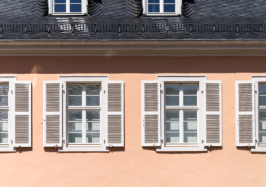 Schloss und Schlossgarten Schwetzingen - Schloss - Südflügel / Hofdamenflügel - Längsbau - Von Süden - Blick auf das dritte und vierte Fenster des Obergeschosses westlich des Eingangs zum Längsbau (Südflügel: L-förmig, Länge x Breite Längsbau ca. 50 x 14 Meter, Querbau ca. 15 x 11 Meter; Architekt: Johann Adam Breunig (1660-1727); Fertigstellung: 1710, letzte Renovierung: 2009-2012) (aufgenommen im August 2024, am frühen Nachmittag)