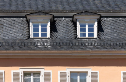 Schloss und Schlossgarten Schwetzingen - Schloss - Südflügel / Hofdamenflügel - Längsbau - Von Süden - Blick auf die zentrale und die westlich davon liegende Dachgaube des Längsbaus (Südflügel: L-förmig, Länge x Breite Längsbau ca. 50 x 14 Meter, Querbau ca. 15 x 11 Meter; Architekt: Johann Adam Breunig (1660-1727); Fertigstellung: 1710, letzte Renovierung: 2009-2012) (aufgenommen im August 2024, am frühen Nachmittag)