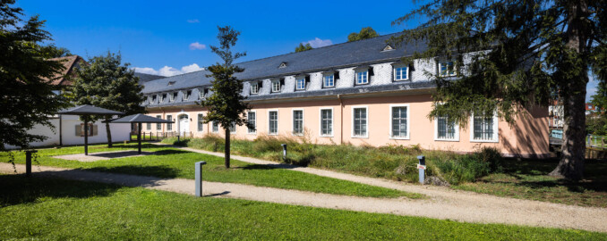 Schloss und Schlossgarten Schwetzingen - Schloss - Küchenflügel / Küchenbau - Längsbau, Südseite - Von Südost - Blick nach Nordwesten auf die Südfassade des Längsbaus; links das Studentenhaus (Küchenflügel: L-förmig, Länge x Breite Längsbau ca. 75 x 13 Meter, Querbau ca. 25 x 11 Meter; Architekt: Nicolas de Pigage (1723-1796); Fertigstellung: 1761, letzte Renovierung: 2009-2012) (aufgenommen im August 2024, am Nachmittag)