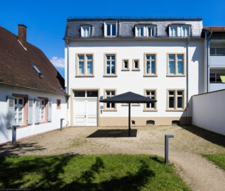 Schloss und Schlossgarten Schwetzingen - Schloss - Hochschule für Rechtspflege & Justizakademie - Verwaltungsbau - Von Westen - Blick auf die Rückseite des Verwaltungsgebäudes; links die Rückseite des Dozentenhauses (Verwaltungsbau: Länge x Breite ca. 15 x 15 Meter; letzte Renovierung: 2009-2012) (aufgenommen im August 2024, am Nachmittag)