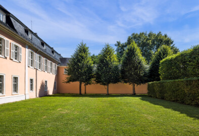 Schloss und Schlossgarten Schwetzingen - Schloss - Verbindungsbau Küchenbau-Zirkelbau / Alte Galerie - Nordseite - Von Norden - Blick auf den östlichen Teil der Nordseite des Verbindungsbaus; die zwei Fenster unten ganz links gehören zum Südflügel, rechts davon gehören die drei Fenster unten zm Querbau des Küchenflügels (Verbindungsbau: Länge ca. 45 Meter, Breite ca. 8 Meter; Bauzeit: wohl um 1724; Architekt: unklar, evtl. Alessandro Galli da Bibiena (1686-1748) oder Johann Adam Breunig (1660-1727)) (aufgenommen im August 2024, am Nachmittag)