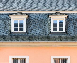 Schloss und Schlossgarten Schwetzingen - Schloss - Küchenflügel / Küchenbau -  Längsbau - Von Norden - Blick auf die dritte und vierte Dachgaube westlich des Eingangs zum Längsbau (Küchenflügel: L-förmig, Länge x Breite Längsbau ca. 75 x 13 Meter, Querbau ca. 25 x 11 Meter; Architekt: Nicolas de Pigage (1723-1796); Fertigstellung: 1761, letzte Renovierung: 2009-2012) (aufgenommen im August 2024, am Vormittag)