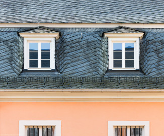 Schloss und Schlossgarten Schwetzingen - Schloss - Küchenflügel / Küchenbau - Längsbau - Von Norden - Blick auf die dritte und vierte Dachgaube westlich des Eingangs zum Längsbau (Küchenflügel: L-förmig, Länge x Breite Längsbau ca. 75 x 13 Meter, Querbau ca. 25 x 11 Meter; Architekt: Nicolas de Pigage (1723-1796); Fertigstellung: 1761, letzte Renovierung: 2009-2012) (aufgenommen im August 2024, am Vormittag) Schloss und Schlossgarten Schwetzingen - Schloss - Küchenflügel / Küchenbau - Längsbau - Von Norden - Blick auf die dritte und vierte Dachgaube westlich des Eingangs zum Längsbau (Küchenflügel: L-förmig, Länge x Breite Längsbau ca. 75 x 13 Meter, Querbau ca. 25 x 11 Meter; Architekt: Nicolas de Pigage (1723-1796); Fertigstellung: 1761, letzte Renovierung: 2009-2012) (aufgenommen im August 2024, am Vormittag)