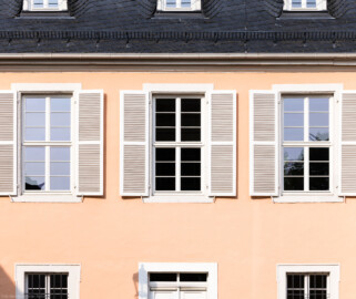 Schloss und Schlossgarten Schwetzingen - Schloss - Küchenflügel / Küchenbau -  Querbau - Von Osten - Blick auf die drei Fenster des Obergeschosses oberhalb des südlichen Eingangs (Küchenflügel: L-förmig, Länge x Breite Längsbau ca. 75 x 13 Meter, Querbau ca. 25 x 11 Meter; Architekt: Nicolas de Pigage (1723-1796); Fertigstellung: 1761, letzte Renovierung: 2009-2012) (aufgenommen im August 2024, am Vormittag)