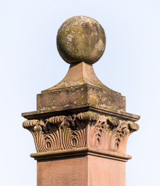 Schloss und Schlossgarten Schwetzingen - Schloss - Hof zwischen Südflügel und Küchenflügel - Gitterzaun, Südseite - Von Süden - Blick auf den oberen Abschluss eines Postaments der Balustrade, mit Kugel auf Sockel, darunter Akanthus-Ornamente (aufgenommen im August 2024, am Vormittag) Schloss und Schlossgarten Schwetzingen - Schloss - Hof zwischen Südflügel und Küchenflügel - Gitterzaun, Südseite - Von Süden - Blick auf den oberen Abschluss eines Postaments der Balustrade, mit Kugel auf Sockel, darunter Akanthus-Ornamente (aufgenommen im August 2024, am Vormittag)
