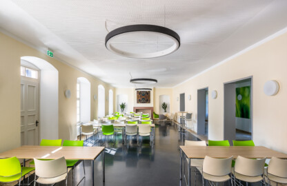 Schloss und Schlossgarten Schwetzingen - Schloss - Küchenflügel / Küchenbau -  Querbau - Von innen - Erdgeschoss - Lounge / Cafeteria  - Von Norden - Blick in die Cafeteria (Küchenflügel: L-förmig, Länge x Breite Längsbau ca. 75 x 13 Meter, Querbau ca. 25 x 11 Meter; Architekt: Nicolas de Pigage (1723-1796); Fertigstellung: 1761, letzte Renovierung: 2009-2012) (aufgenommen im August 2024, am späten Vormittag)