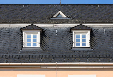 Schloss und Schlossgarten Schwetzingen - Schloss - Küchenflügel / Küchenbau - Querbau - Von Osten - Blick auf die zwei zentralen Dachgauben des Querbaus (Küchenflügel: L-förmig, Länge x Breite Längsbau ca. 75 x 13 Meter, Querbau ca. 25 x 11 Meter; Architekt: Nicolas de Pigage (1723-1796); Fertigstellung: 1761, letzte Renovierung: 2009-2012) (aufgenommen im August 2024, am Vormittag) Schloss und Schlossgarten Schwetzingen - Schloss - Küchenflügel / Küchenbau - Querbau - Von Osten - Blick auf die zwei zentralen Dachgauben des Querbaus (Küchenflügel: L-förmig, Länge x Breite Längsbau ca. 75 x 13 Meter, Querbau ca. 25 x 11 Meter; Architekt: Nicolas de Pigage (1723-1796); Fertigstellung: 1761, letzte Renovierung: 2009-2012) (aufgenommen im August 2024, am Vormittag)