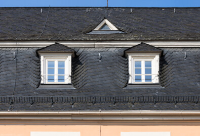 Schloss und Schlossgarten Schwetzingen - Schloss - Küchenflügel / Küchenbau -  Querbau - Von Osten - Blick auf die zwei zentralen Dachgauben des Querbaus (Küchenflügel: L-förmig, Länge x Breite Längsbau ca. 75 x 13 Meter, Querbau ca. 25 x 11 Meter; Architekt: Nicolas de Pigage (1723-1796); Fertigstellung: 1761, letzte Renovierung: 2009-2012) (aufgenommen im August 2024, am Vormittag)