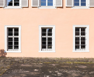 Schloss und Schlossgarten Schwetzingen - Schloss - Küchenflügel / Küchenbau - Querbau - Von Osten - Blick auf die drei mittleren Fenster (zwischen den Eingängen) des Erdgeschosses (Küchenflügel: L-förmig, Länge x Breite Längsbau ca. 75 x 13 Meter, Querbau ca. 25 x 11 Meter; Architekt: Nicolas de Pigage (1723-1796); Fertigstellung: 1761, letzte Renovierung: 2009-2012) (aufgenommen im August 2024, am Vormittag) Schloss und Schlossgarten Schwetzingen - Schloss - Küchenflügel / Küchenbau - Querbau - Von Osten - Blick auf die drei mittleren Fenster (zwischen den Eingängen) des Erdgeschosses (Küchenflügel: L-förmig, Länge x Breite Längsbau ca. 75 x 13 Meter, Querbau ca. 25 x 11 Meter; Architekt: Nicolas de Pigage (1723-1796); Fertigstellung: 1761, letzte Renovierung: 2009-2012) (aufgenommen im August 2024, am Vormittag)