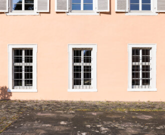 Schloss und Schlossgarten Schwetzingen - Schloss - Küchenflügel / Küchenbau -  Querbau - Von Osten - Blick auf die drei mittleren Fenster (zwischen den Eingängen) des Erdgeschosses (Küchenflügel: L-förmig, Länge x Breite Längsbau ca. 75 x 13 Meter, Querbau ca. 25 x 11 Meter; Architekt: Nicolas de Pigage (1723-1796); Fertigstellung: 1761, letzte Renovierung: 2009-2012) (aufgenommen im August 2024, am Vormittag)