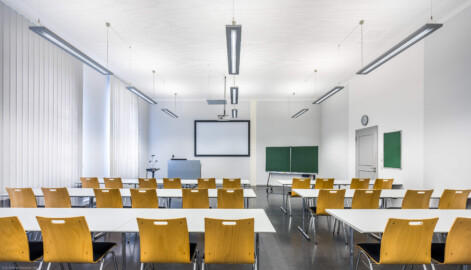 Schloss und Schlossgarten Schwetzingen - Schloss - Küchenflügel / Küchenbau -  Längsbau - Von innen - Erdgeschoss - Hörsaal 3  - Von Osten - Blick in den Hörsaal (Küchenflügel: L-förmig, Länge x Breite Längsbau ca. 75 x 13 Meter, Querbau ca. 25 x 11 Meter; Architekt: Nicolas de Pigage (1723-1796); Fertigstellung: 1761, letzte Renovierung: 2009-2012) (aufgenommen im August 2024, am späten Vormittag)