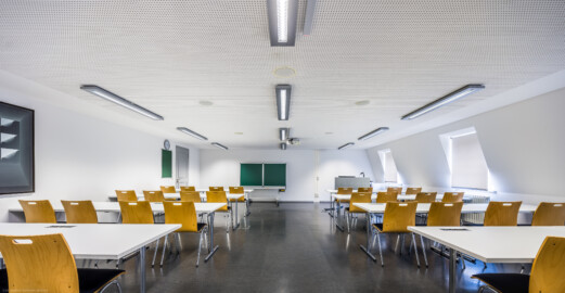 Schloss und Schlossgarten Schwetzingen - Schloss - Küchenflügel / Küchenbau -  Längsbau - Von innen - Dachgeschoss - Hörsaal 8  - Von Westen - Blick in den Hörsaal (Küchenflügel: L-förmig, Länge x Breite Längsbau ca. 75 x 13 Meter, Querbau ca. 25 x 11 Meter; Architekt: Nicolas de Pigage (1723-1796); Fertigstellung: 1761, letzte Renovierung: 2009-2012) (aufgenommen im August 2024, am frühen Nachmittag)
