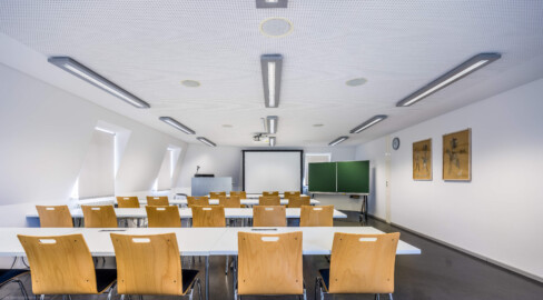 Schloss und Schlossgarten Schwetzingen - Schloss - Küchenflügel / Küchenbau -  Längsbau - Von innen - Dachgeschoss - Hörsaal 10  - Von Norden - Blick in den Hörsaal (Küchenflügel: L-förmig, Länge x Breite Längsbau ca. 75 x 13 Meter, Querbau ca. 25 x 11 Meter; Architekt: Nicolas de Pigage (1723-1796); Fertigstellung: 1761, letzte Renovierung: 2009-2012) (aufgenommen im August 2024, am Nachmittag)