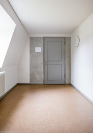 Schloss und Schlossgarten Schwetzingen - Schloss - Küchenflügel / Küchenbau - Längsbau - Von innen - Dachgeschoss - Gang / Hörsaal 10 - Von Westen - Blick auf den Eingangsbereich zum Hörsaal 10; Wandfläche um Tür ausgeführt in Stuccolustro (glänzender Stuck, eine historische Spachteltechnik) (Küchenflügel: L-förmig, Länge x Breite Längsbau ca. 75 x 13 Meter, Querbau ca. 25 x 11 Meter; Architekt: Nicolas de Pigage (1723-1796); Fertigstellung: 1761, letzte Renovierung: 2009-2012) (aufgenommen im August 2024, am Nachmittag) Schloss und Schlossgarten Schwetzingen - Schloss - Küchenflügel / Küchenbau - Längsbau - Von innen - Dachgeschoss - Gang / Hörsaal 10 - Von Westen - Blick auf den Eingangsbereich zum Hörsaal 10; Wandfläche um Tür ausgeführt in Stuccolustro (glänzender Stuck, eine historische Spachteltechnik) (Küchenflügel: L-förmig, Länge x Breite Längsbau ca. 75 x 13 Meter, Querbau ca. 25 x 11 Meter; Architekt: Nicolas de Pigage (1723-1796); Fertigstellung: 1761, letzte Renovierung: 2009-2012) (aufgenommen im August 2024, am Nachmittag)