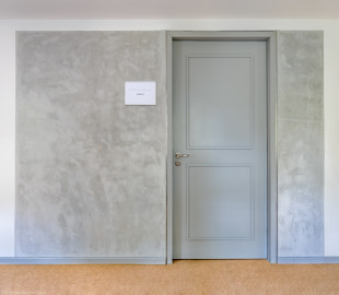 Schloss und Schlossgarten Schwetzingen - Schloss - Küchenflügel / Küchenbau - Längsbau - Von innen - Dachgeschoss - Gang / Hörsaal 9 - Von Norden - Blick auf den Eingangsbereich zum Hörsaal 9; Wandfläche um Tür ausgeführt in Stuccolustro (glänzender Stuck, eine historische Spachteltechnik) (Küchenflügel: L-förmig, Länge x Breite Längsbau ca. 75 x 13 Meter, Querbau ca. 25 x 11 Meter; Architekt: Nicolas de Pigage (1723-1796); Fertigstellung: 1761, letzte Renovierung: 2009-2012) (aufgenommen im August 2024, am Nachmittag) Schloss und Schlossgarten Schwetzingen - Schloss - Küchenflügel / Küchenbau - Längsbau - Von innen - Dachgeschoss - Gang / Hörsaal 9 - Von Norden - Blick auf den Eingangsbereich zum Hörsaal 9; Wandfläche um Tür ausgeführt in Stuccolustro (glänzender Stuck, eine historische Spachteltechnik) (Küchenflügel: L-förmig, Länge x Breite Längsbau ca. 75 x 13 Meter, Querbau ca. 25 x 11 Meter; Architekt: Nicolas de Pigage (1723-1796); Fertigstellung: 1761, letzte Renovierung: 2009-2012) (aufgenommen im August 2024, am Nachmittag)