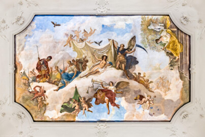 Schloss und Schlossgarten Schwetzingen - Garten - Gesandtenhaus (ehemaliges Prinzenhaus) / Amtsgericht - Von Innen - 1. Obergeschoss - Großer Sitzungssaal - Zentraler Blick von unten auf das neuzeitliche Deckengemälde und Stuck-Verzierungen aus der Barockzeit (Gemälde: eine allegorische Darstellung des Friedens; Maler: Carolus Vocke (1899-1979); Datierung: nach 1945) (aufgenommen im August 2024, am Nachmittag) Schloss und Schlossgarten Schwetzingen - Garten - Gesandtenhaus (ehemaliges Prinzenhaus) / Amtsgericht - Von Innen - 1. Obergeschoss - Großer Sitzungssaal - Zentraler Blick von unten auf das neuzeitliche Deckengemälde und Stuck-Verzierungen aus der Barockzeit (Gemälde: eine allegorische Darstellung des Friedens; Maler: Carolus Vocke (1899-1979); Datierung: nach 1945) (aufgenommen im August 2024, am Nachmittag)