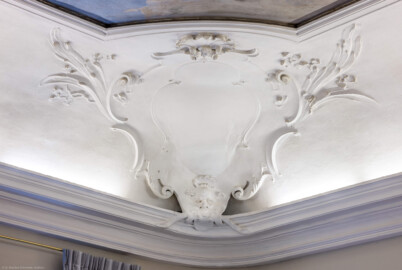 Schloss und Schlossgarten Schwetzingen - Garten - Gesandtenhaus (ehemaliges Prinzenhaus) / Amtsgericht - Von Innen - 1. Obergeschoss - Großer Sitzungssaal - Decke - Blick auf Rocaille-Stuck-Verzierungen in der Nordwestecke der Hohlkehle (aufgenommen im August 2024, am späten Nachmittag) Schloss und Schlossgarten Schwetzingen - Garten - Gesandtenhaus (ehemaliges Prinzenhaus) / Amtsgericht - Von Innen - 1. Obergeschoss - Großer Sitzungssaal - Decke - Blick auf Rocaille-Stuck-Verzierungen in der Nordwestecke der Hohlkehle (aufgenommen im August 2024, am späten Nachmittag)