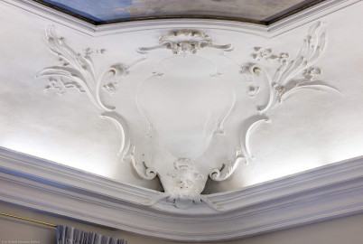 Schloss und Schlossgarten Schwetzingen - Garten - Gesandtenhaus (ehemaliges Prinzenhaus) / Amtsgericht - Von Innen - 1. Obergeschoss - Großer Sitzungssaal - Decke - Blick auf Rocaille-Stuck-Verzierungen in der Nordwestecke der Hohlkehle (aufgenommen im August 2024, am späten Nachmittag) Schloss und Schlossgarten Schwetzingen - Garten - Gesandtenhaus (ehemaliges Prinzenhaus) / Amtsgericht - Von Innen - 1. Obergeschoss - Großer Sitzungssaal - Decke - Blick auf Rocaille-Stuck-Verzierungen in der Nordwestecke der Hohlkehle (aufgenommen im August 2024, am späten Nachmittag)