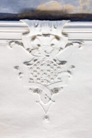 Schloss und Schlossgarten Schwetzingen - Garten - Gesandtenhaus (ehemaliges Prinzenhaus) / Amtsgericht - Von Innen - 1. Obergeschoss - Großer Sitzungssaal - Decke - Blick auf Rocaille-Stuck-Verzierungen in der Mitte der Ostseite der Hohlkehle (aufgenommen im August 2024, am späten Nachmittag) Schloss und Schlossgarten Schwetzingen - Garten - Gesandtenhaus (ehemaliges Prinzenhaus) / Amtsgericht - Von Innen - 1. Obergeschoss - Großer Sitzungssaal - Decke - Blick auf Rocaille-Stuck-Verzierungen in der Mitte der Ostseite der Hohlkehle (aufgenommen im August 2024, am späten Nachmittag)