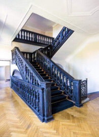 Schloss und Schlossgarten Schwetzingen - Garten - Gesandtenhaus (ehemaliges Prinzenhaus) / Amtsgericht - Von Innen - Treppenhaus / Obergeschoss - Von Nordost - Blick auf die barocke Holztreppe vom Obergeschoss ins Dachgeschoss (aufgenommen im August 2024, am späten Nachmittag)